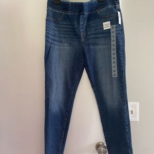 Old Navy Rockstar elastic wasted jeans. NWT